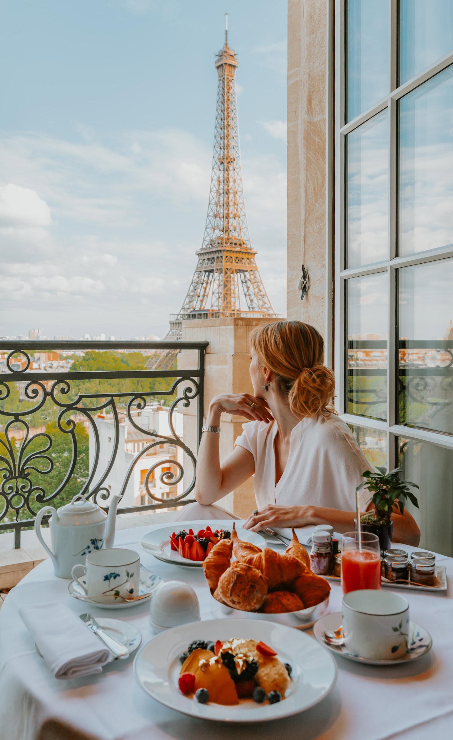 Frau beim Frühstück im Shangri-La Paris