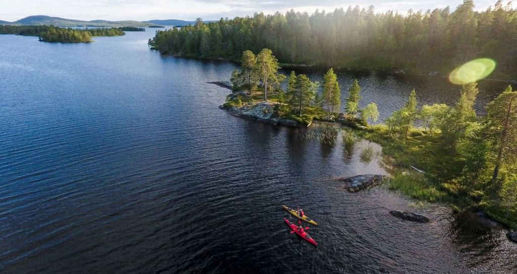 Zwei Kanufahrer befinden sich auf dem Inari-See im Urlaub in Lappland