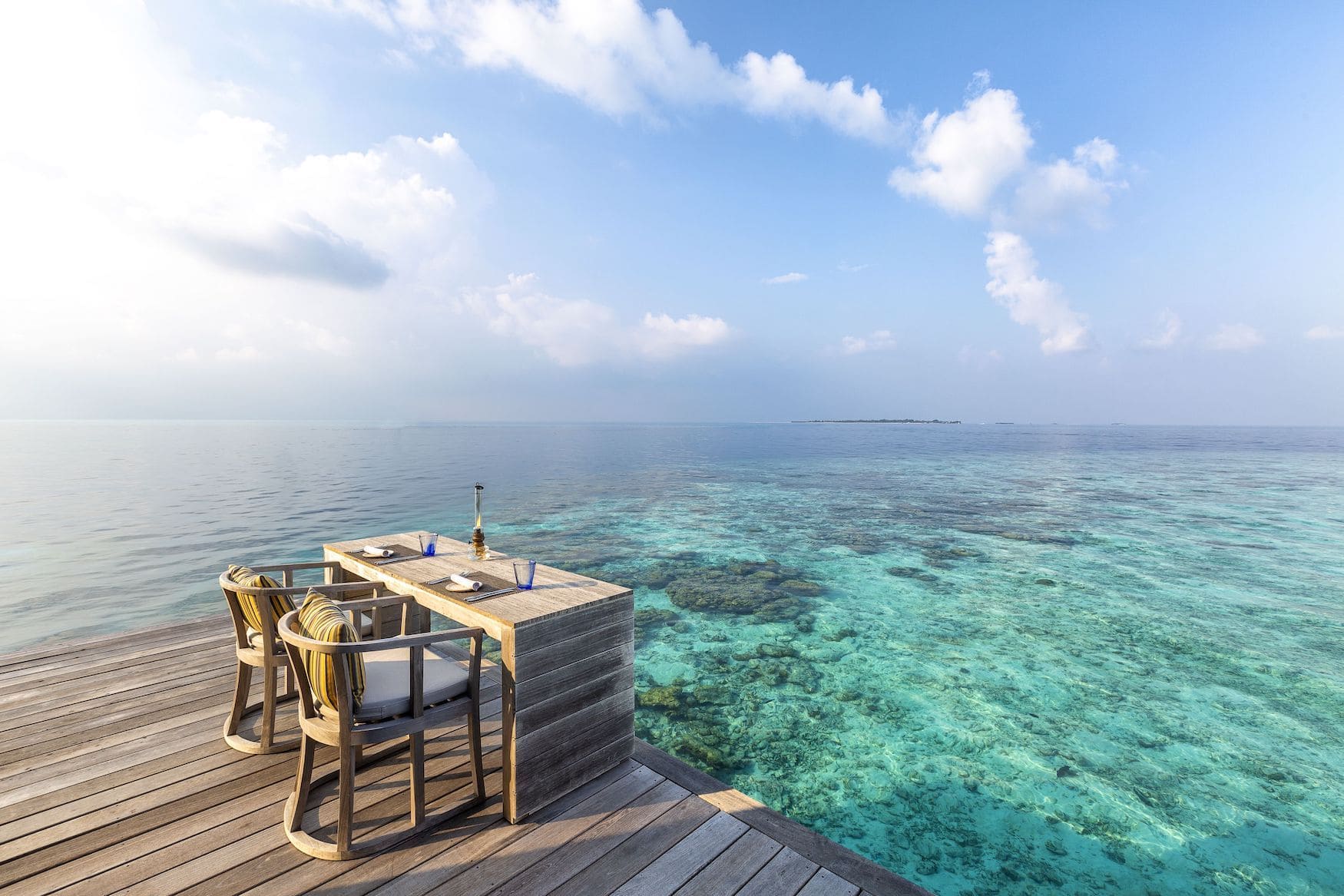 Tisch am Wasser im Hurawalhi Maldives