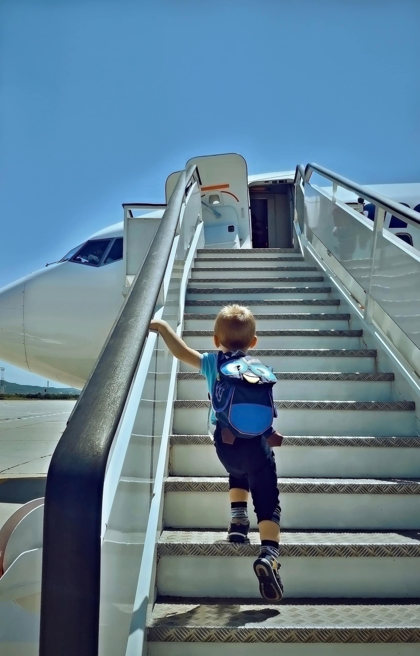 Kind auf der Flugzeugtreppe