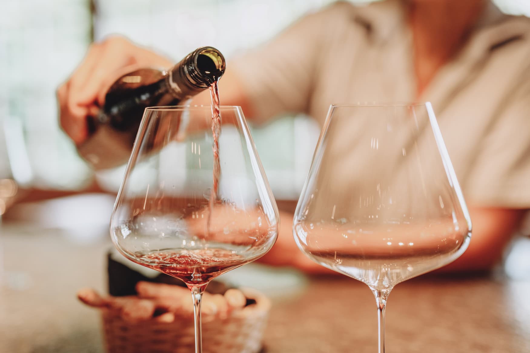 Wein wir in zwei Gläser gefüllt