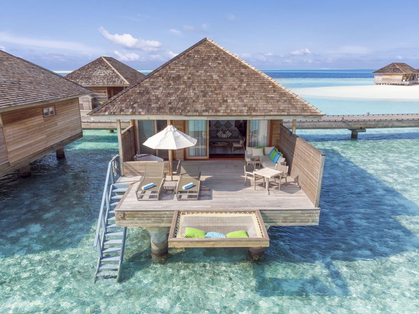 Overwater-Villa mit Pool im Hurawalhi Maldives