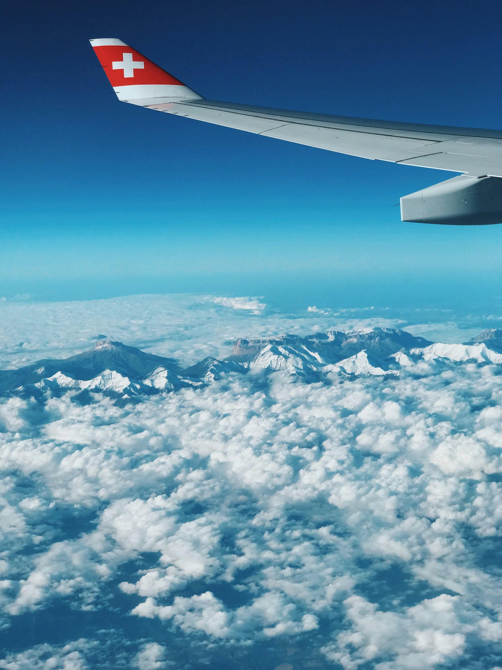 Flugzeug von Swiss Air Lines über den Bergen