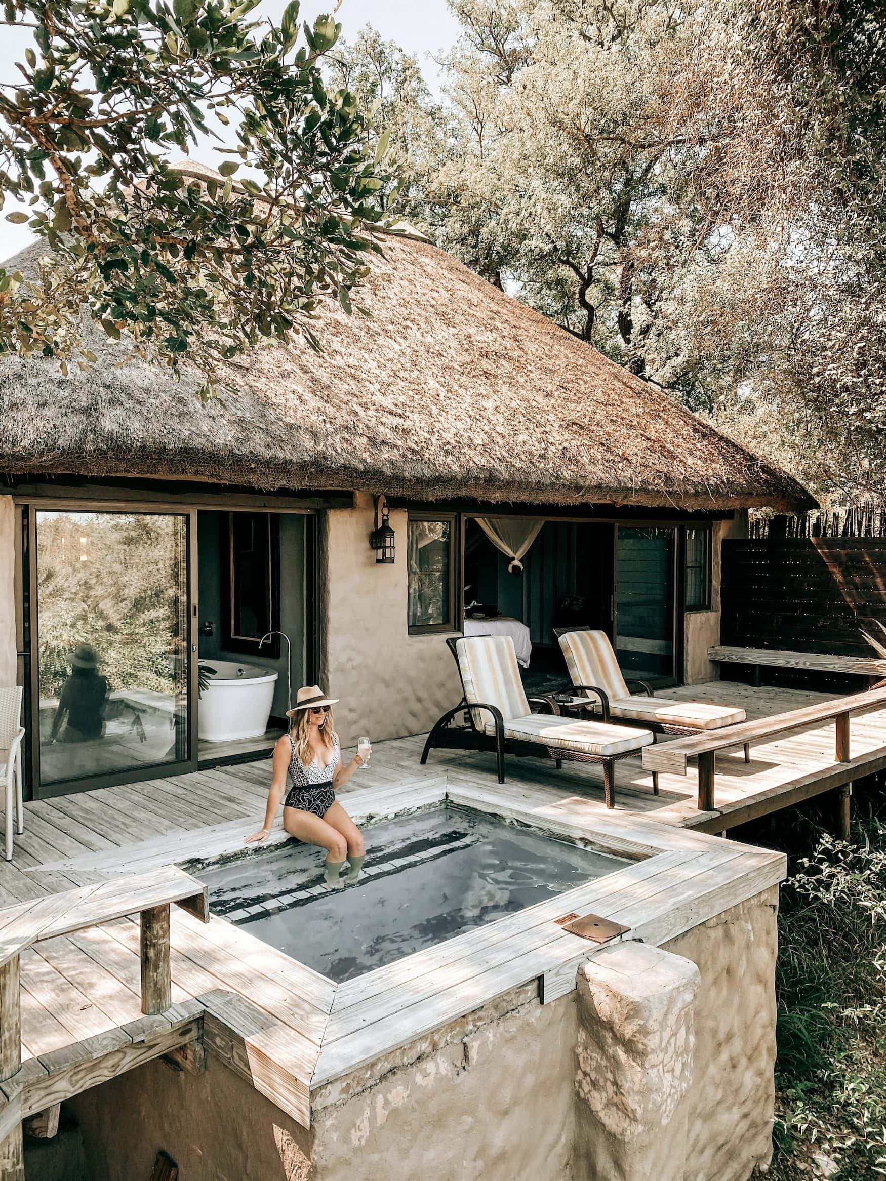 Frau im Pool in der Thornbybush Game Lodge