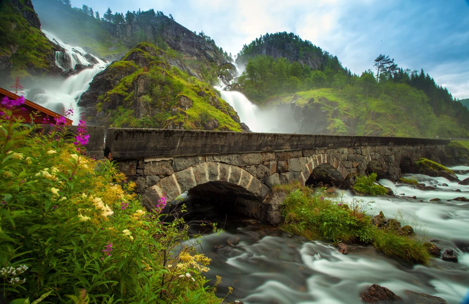 Der Wasserfall Låtefoss in Norwegen