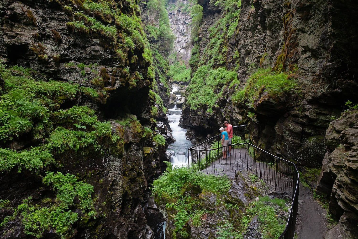Zwei Personen beim Bordalsgjelet in Norwegen
