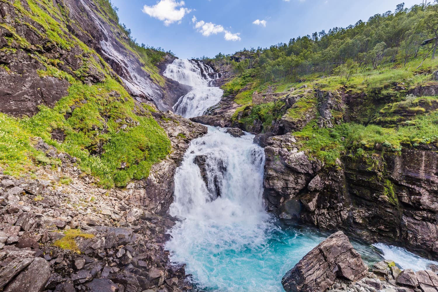 Der Wasserfall Kjosfossen in Norwegen