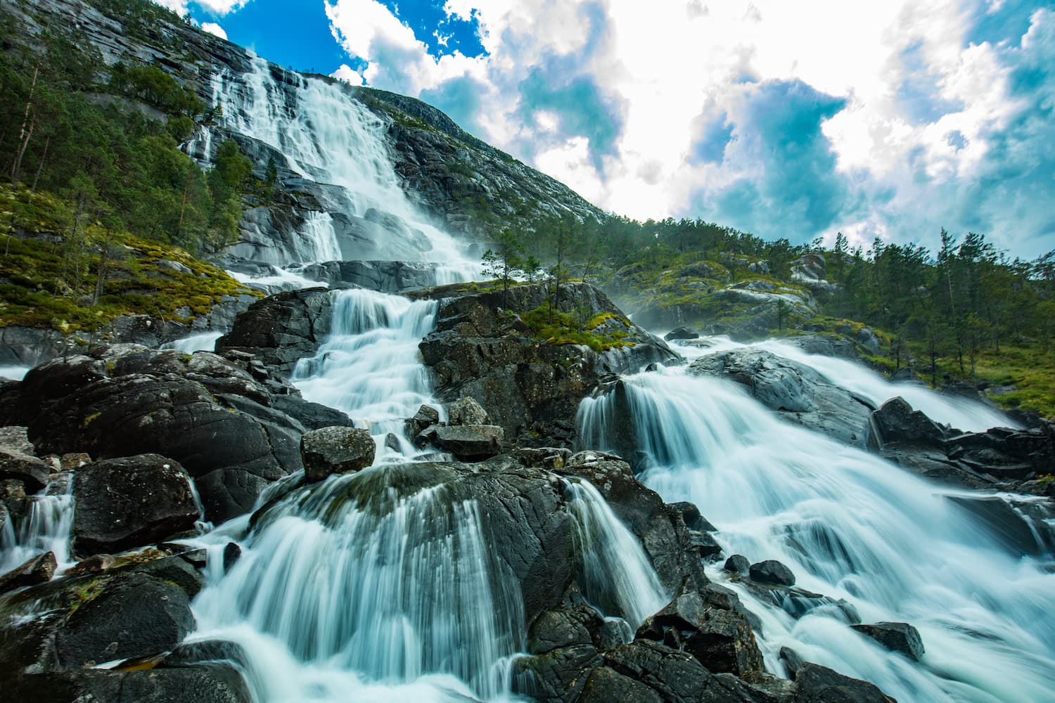 Der Wasserfall Langfoss in Norwegen