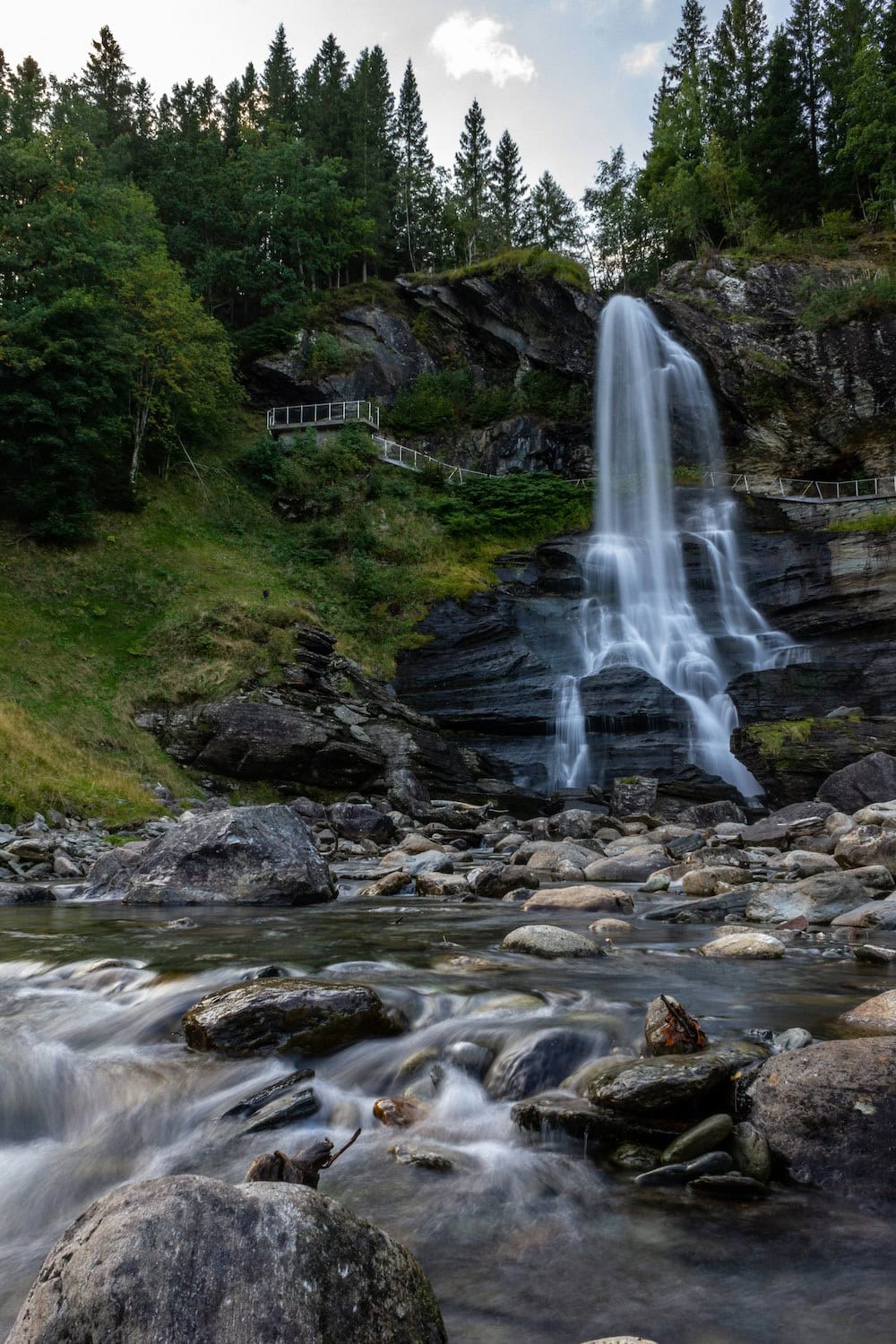 Der Wasserfall Steinsdalsfossen in Norwegen
