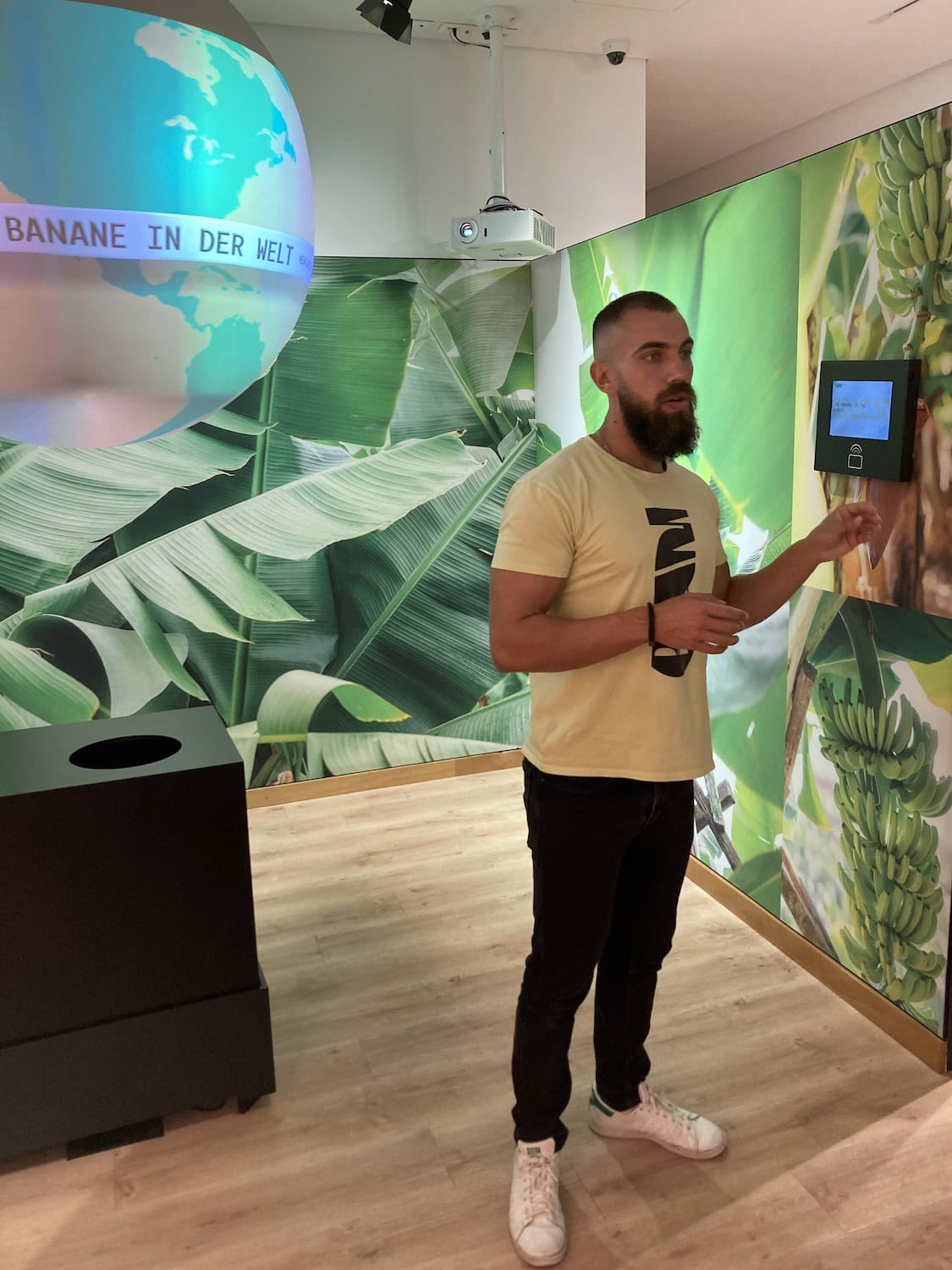 DJ Banane steht im Bananenmuseum in Madeira