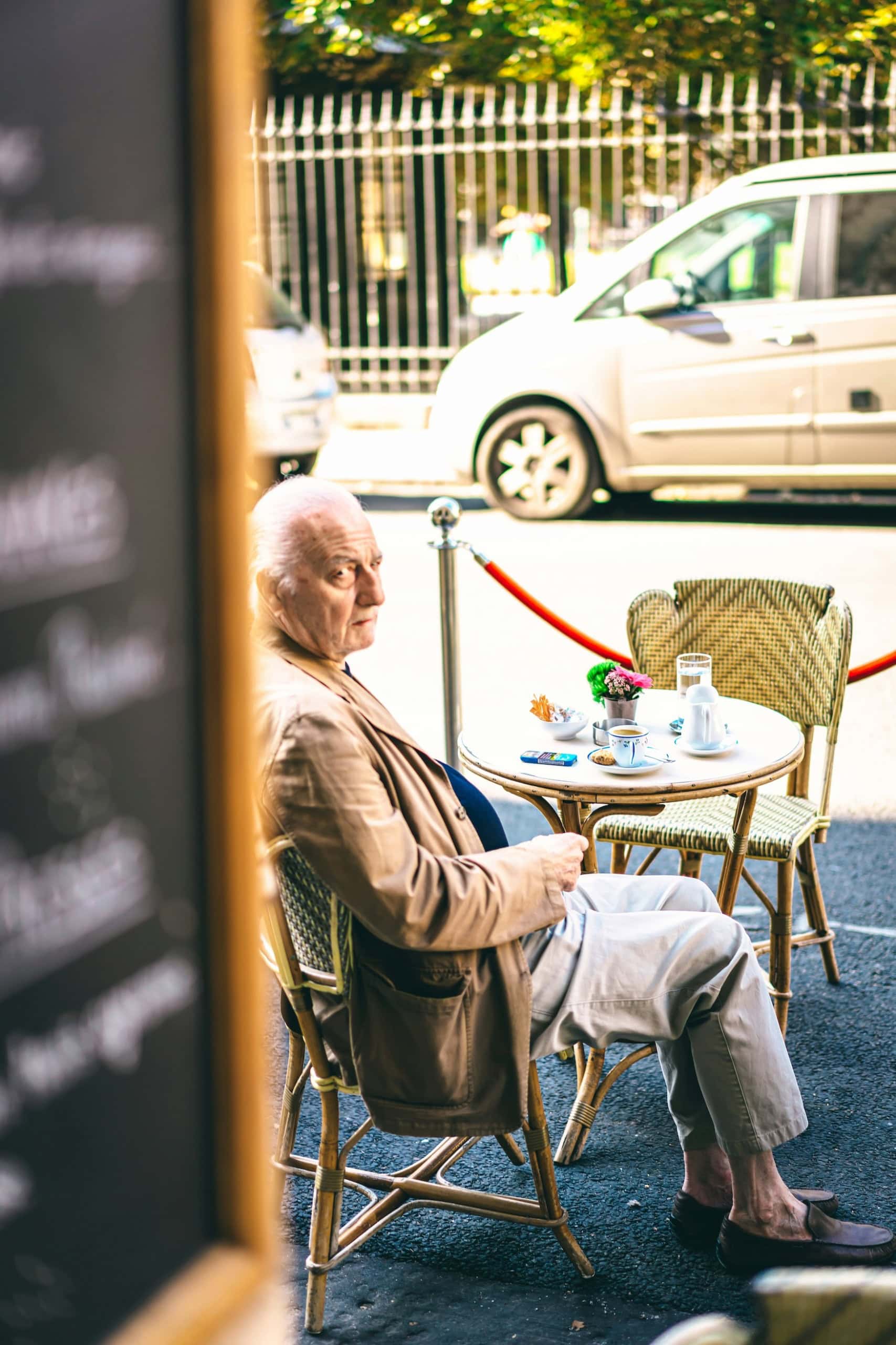 Mann im Café im Place de Vosges