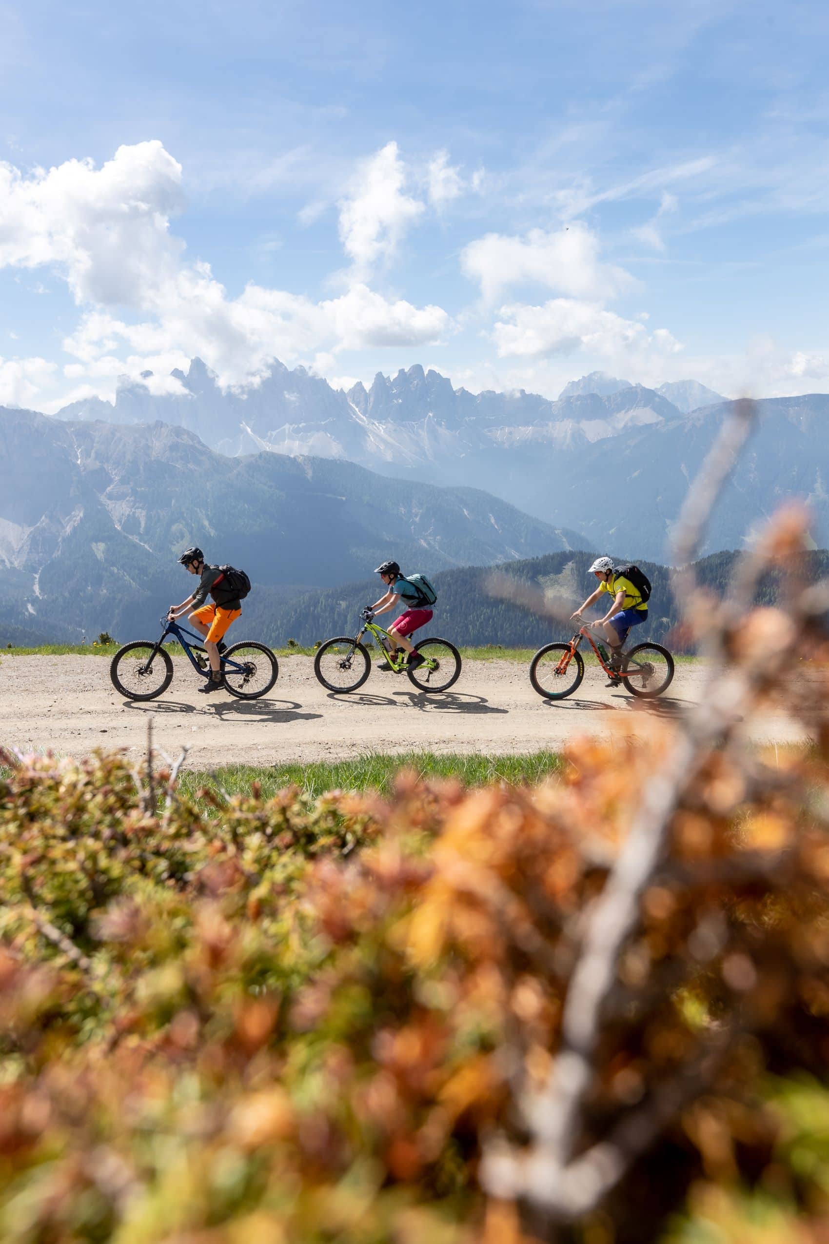Radfahrer in den Bergen von Brixen, Südtirol