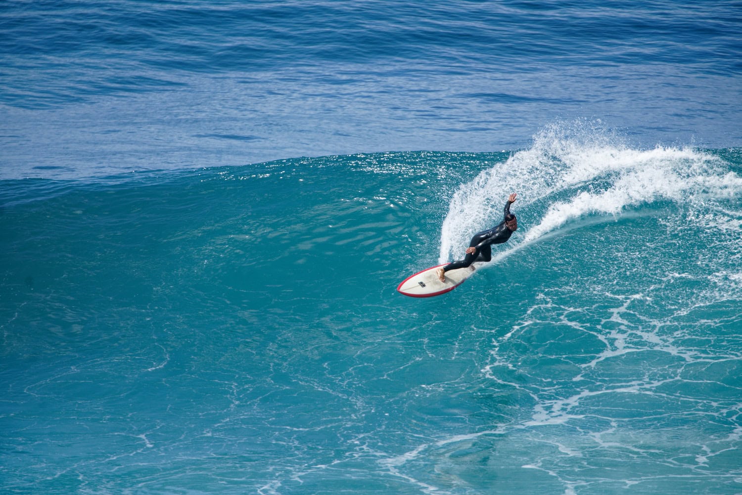 Ein Surfer am Wellenreiten auf Madeira