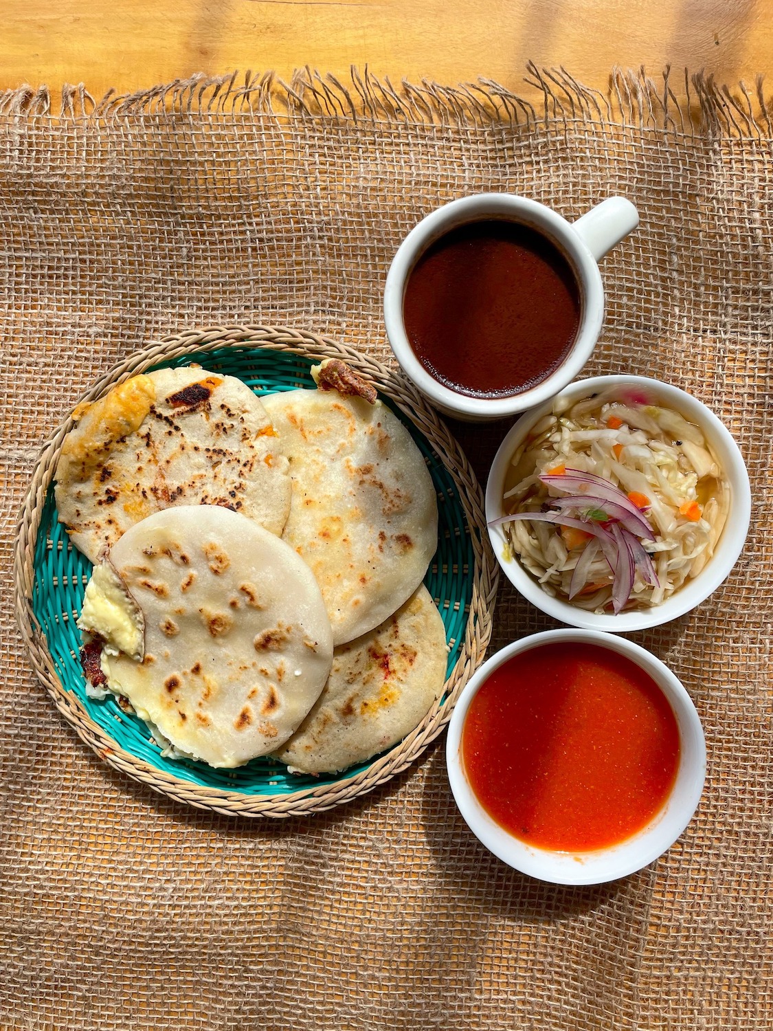 Eine Tasse Kaffee und Snacks in El Salvador