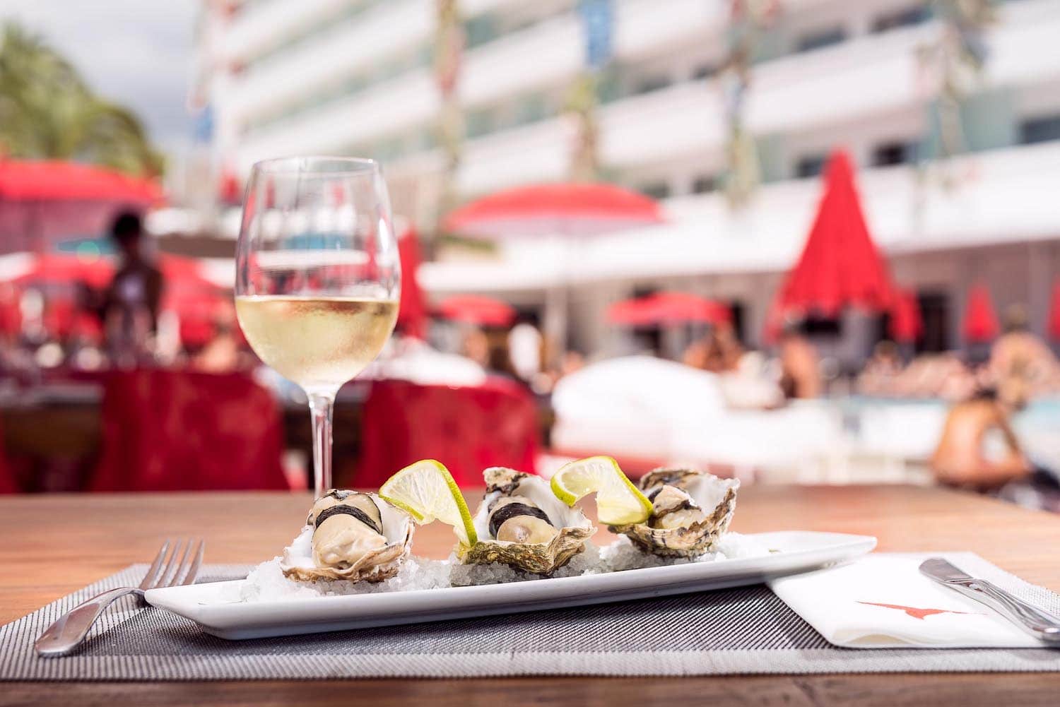 Austern mit einem Glas Wein im Ushuaïa Ibiza Beach Hotel