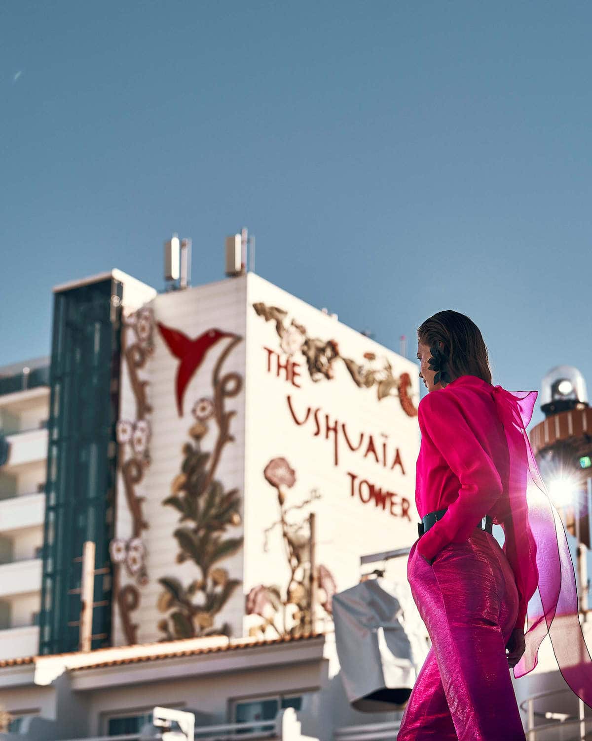Eine Frau in pinkem Outfit im Ushuaïa Ibiza Beach Hotel