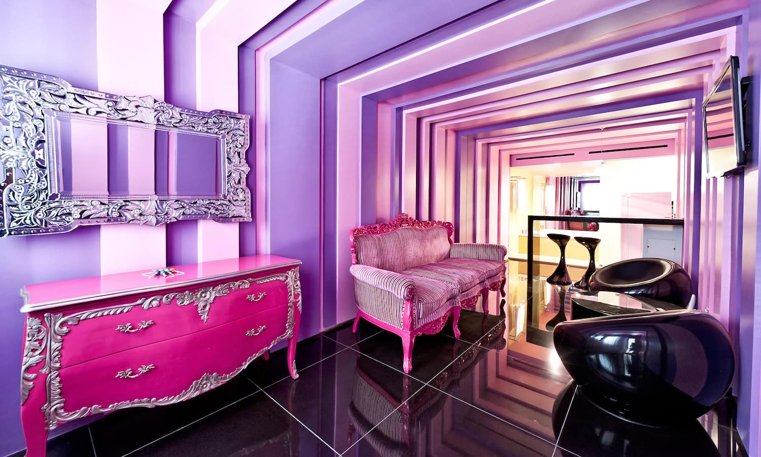Ein pinker Raum im Ushuaïa Ibiza Beach Hotel