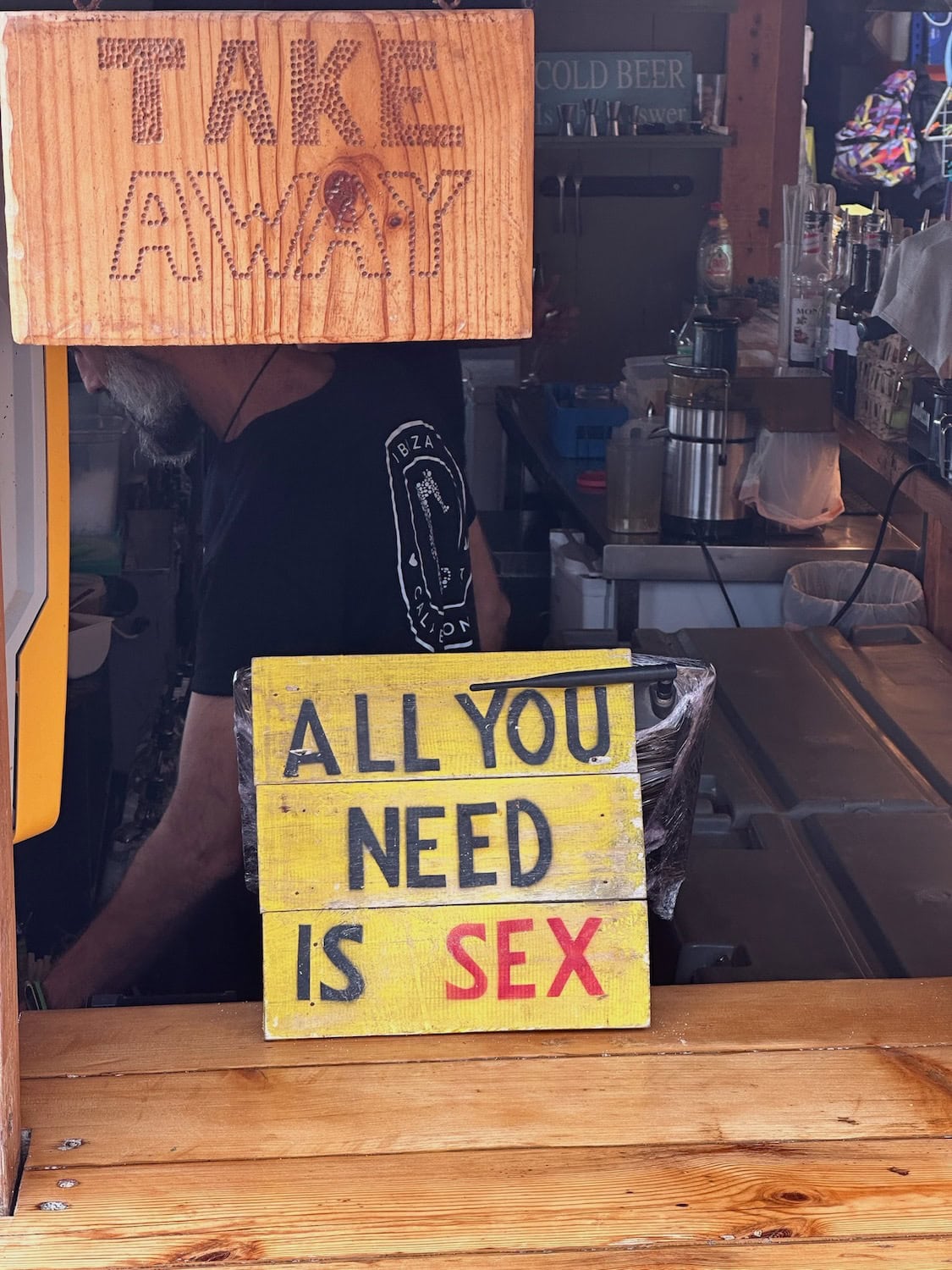 Ein Holzstück, mit der Aufschrift »All you need is sex«