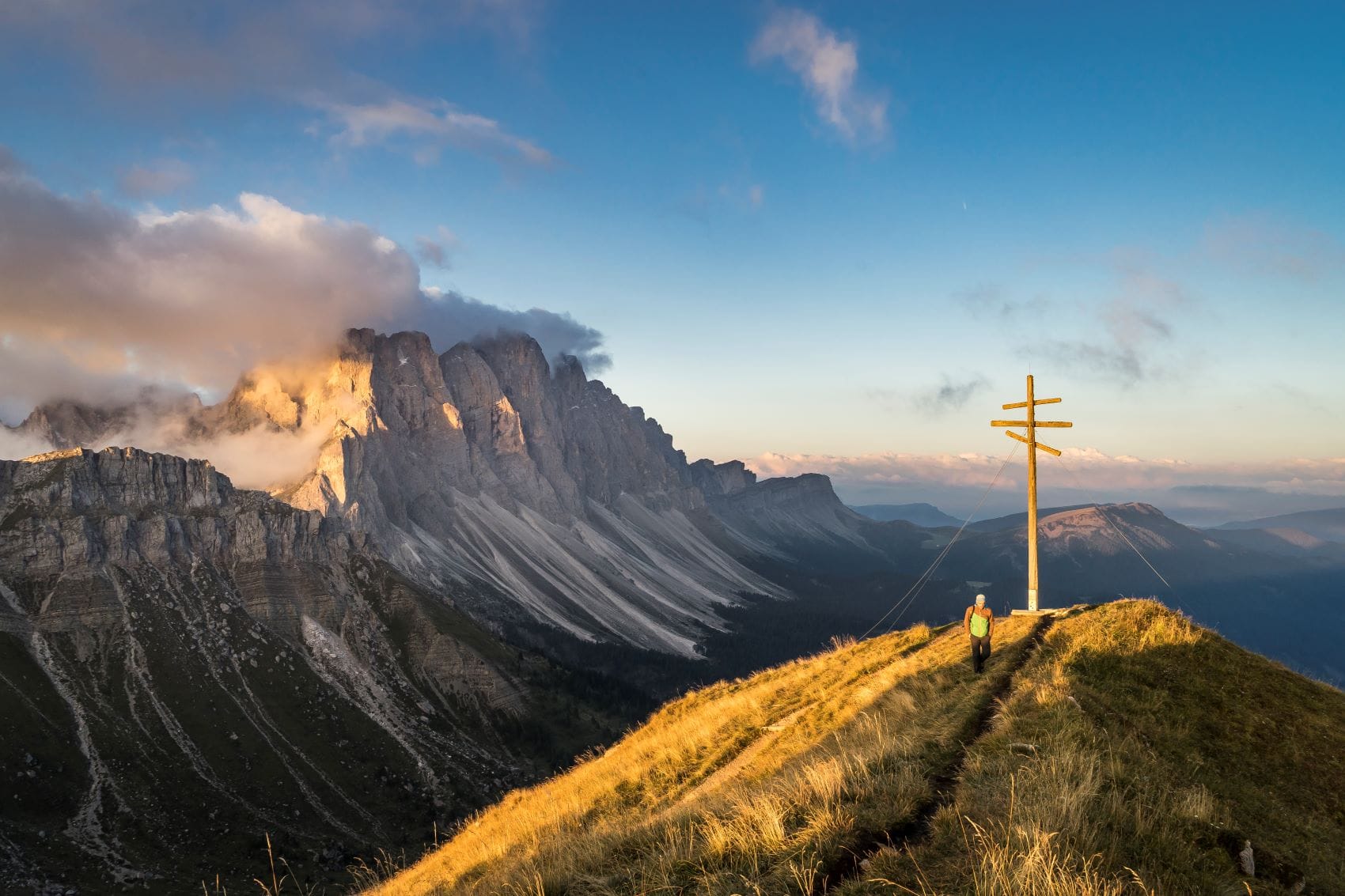 Wanderer auf Dolorama Wanderweg bei Brixen 