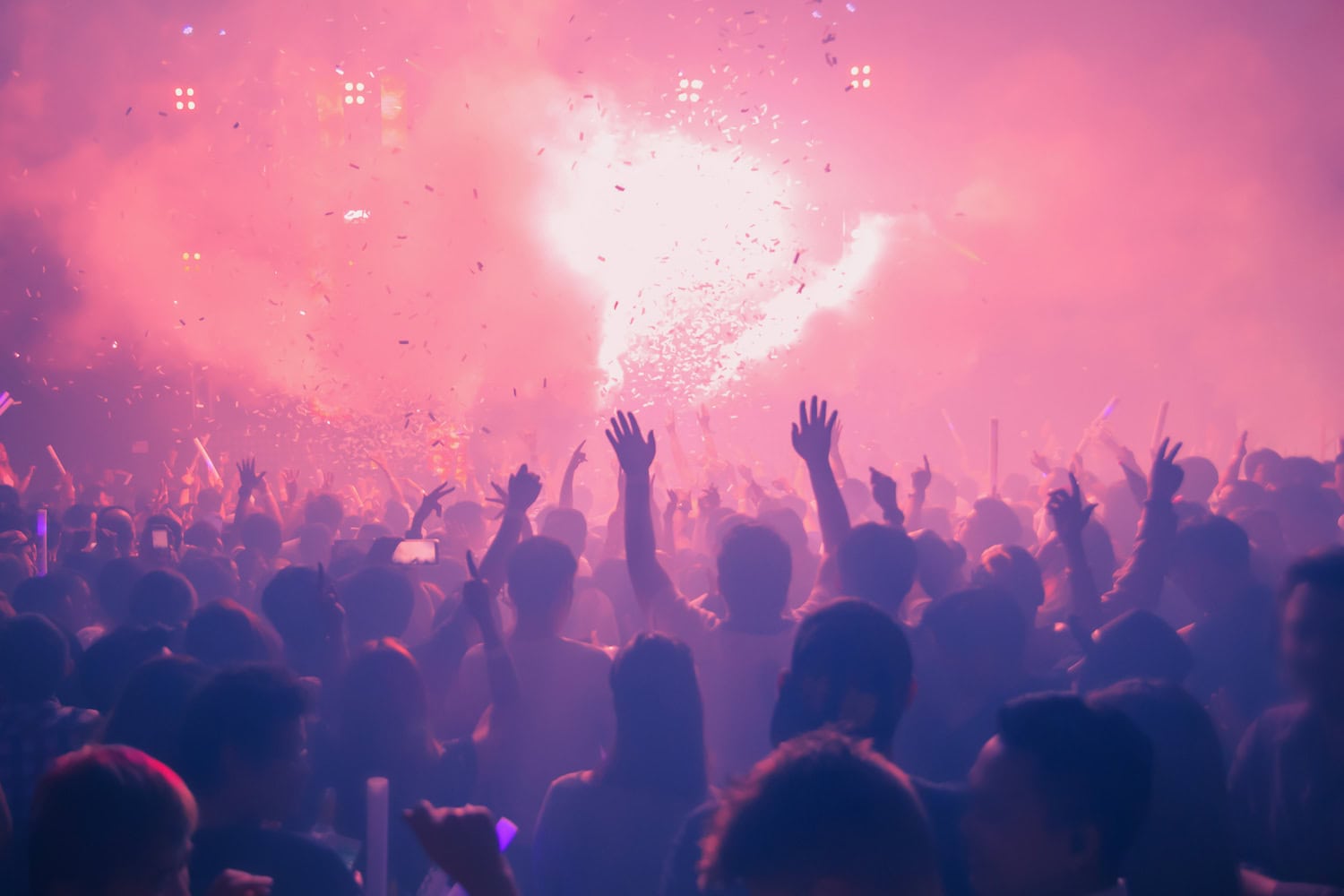 Eine Menschenmenge am Feiern im Club Hi Ibiza