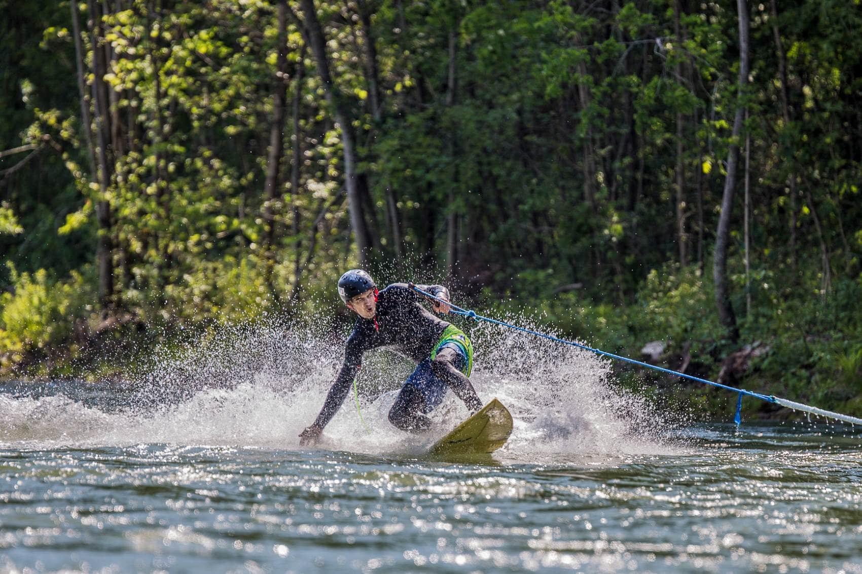Surfer am Seil auf Eisack in Brixen 