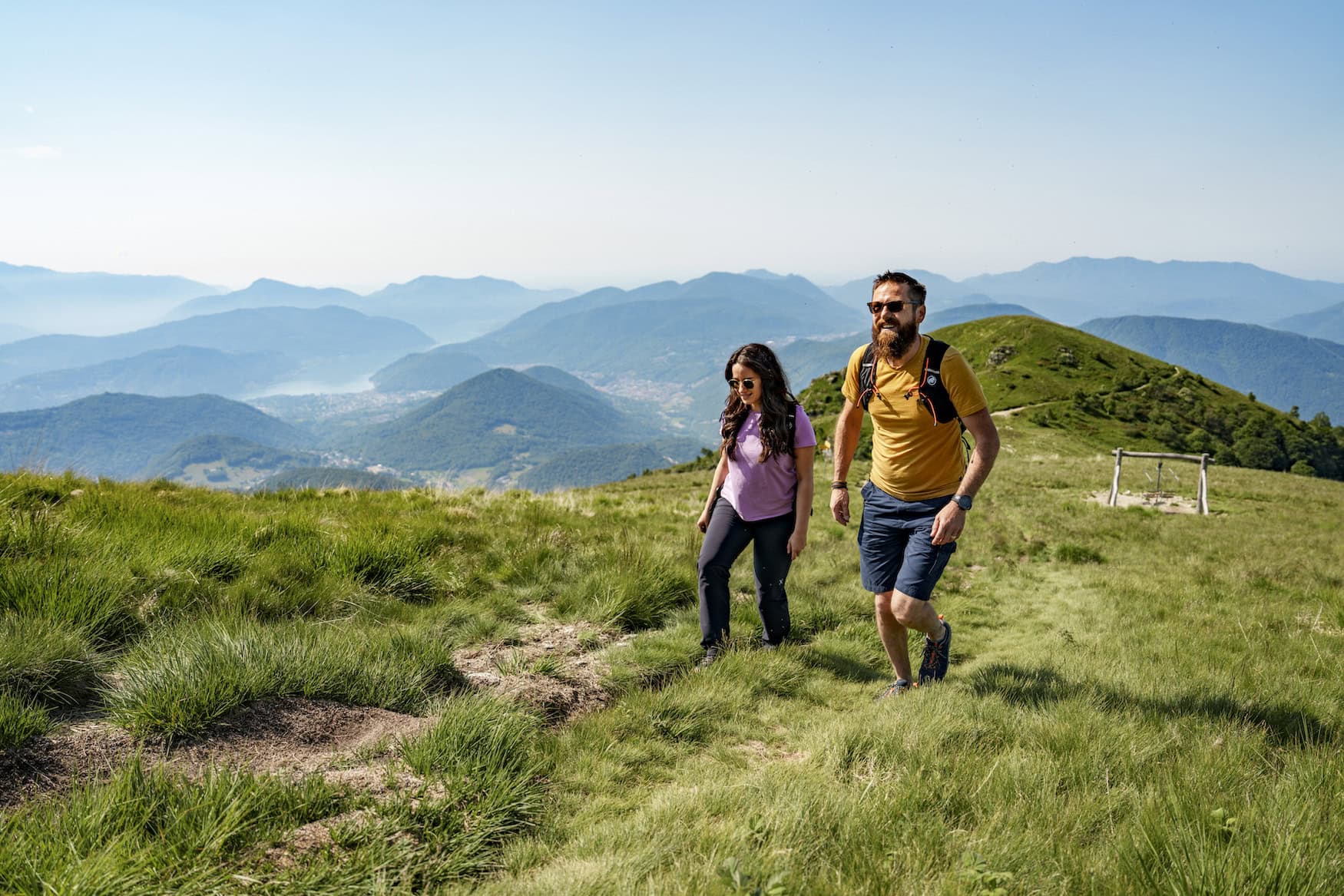 Paar beim Wanern auf dem Monte Lema