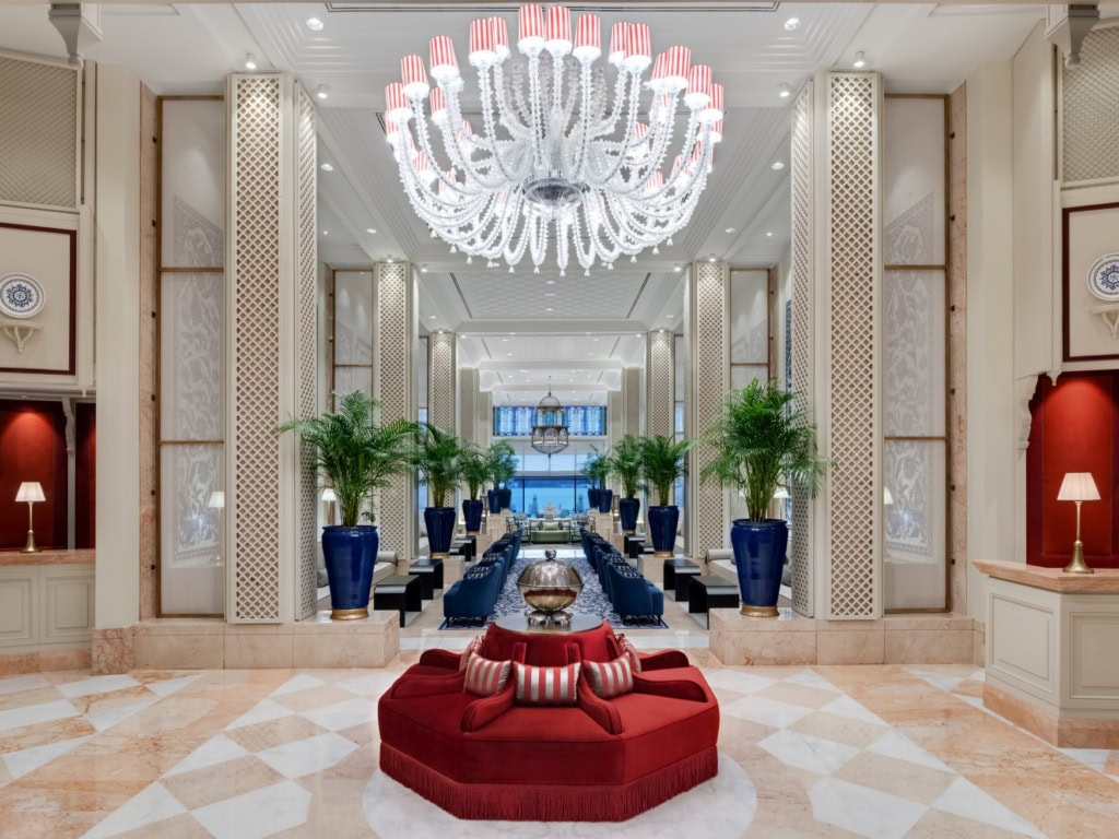 Die Lobby des Ciragan Palace Kempinksi Hotel in Istanbul mit markantem Kronleuchter