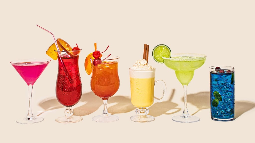 bunte Drinks in einer Reihe