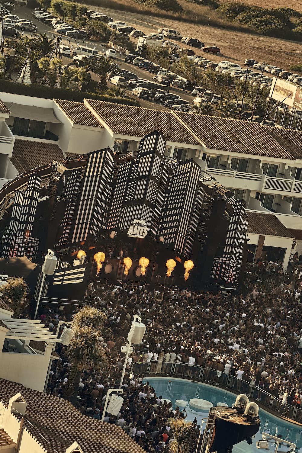 Das Ushuaïa Ibiza Beach Hotel von oben während einer Party