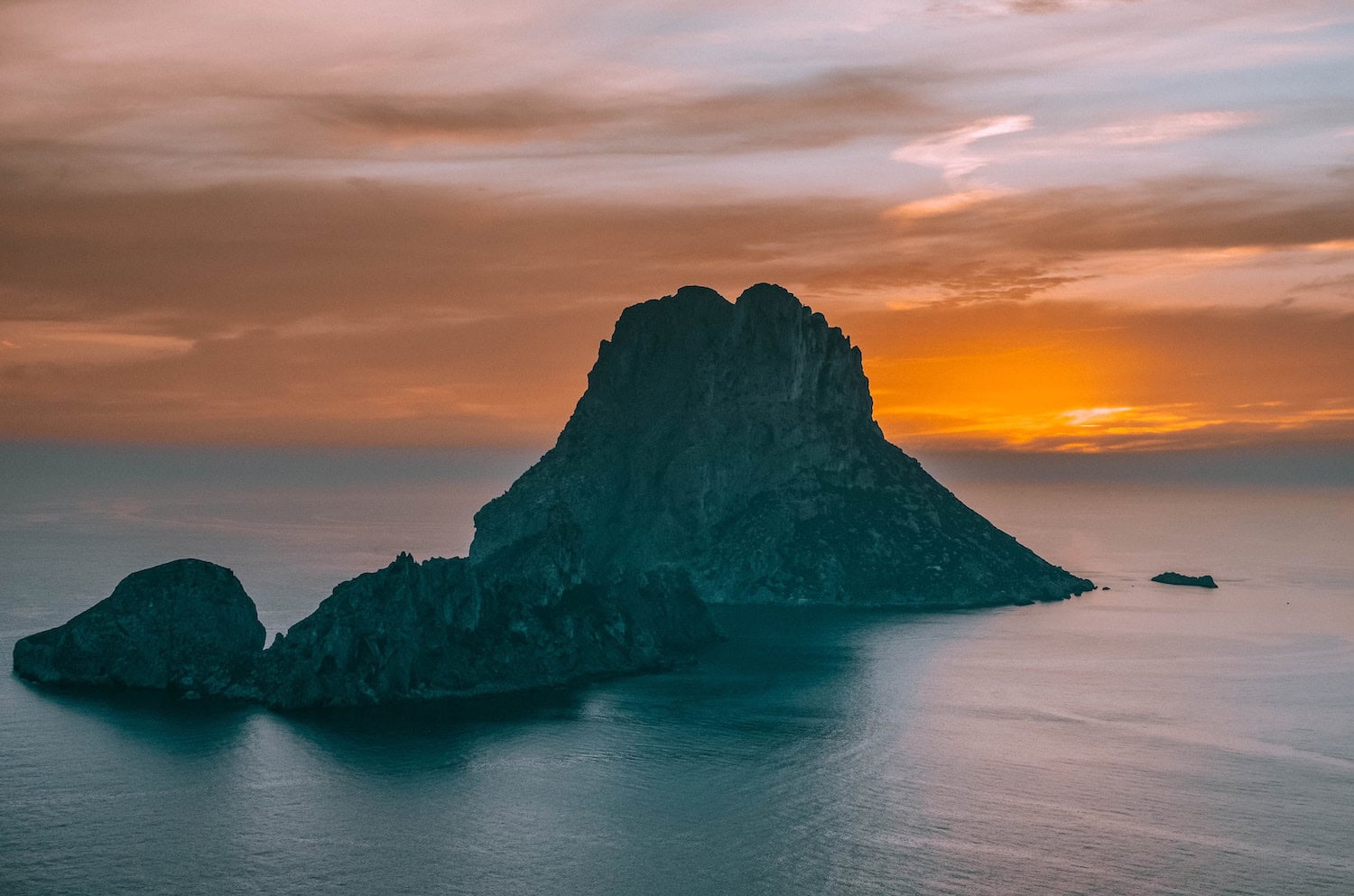 Der magische Felsen Es Vedra in Ibiza, im Sonnenuntergang