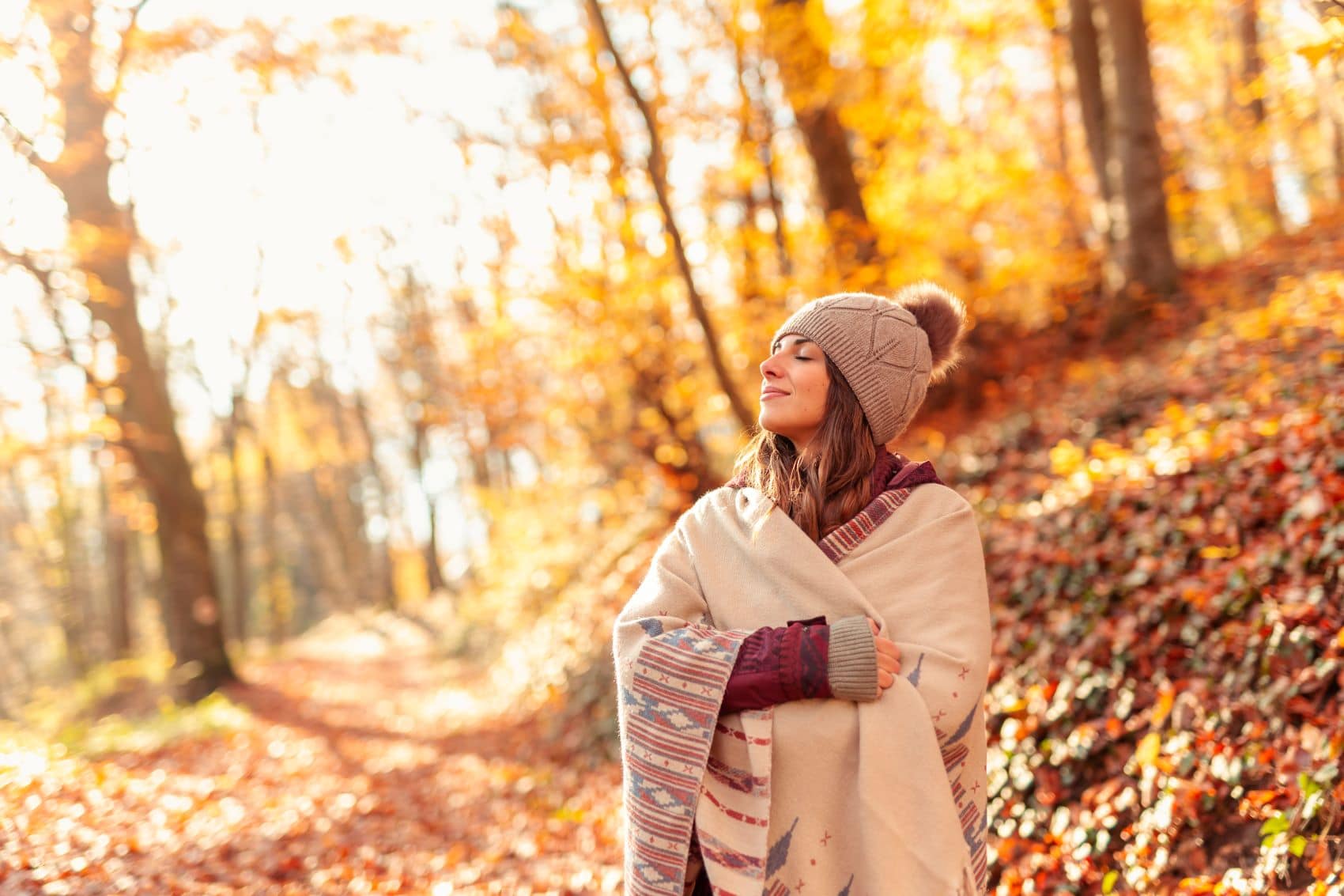 junge Frau, die sonnigen Herbsttag in der Natur genießt