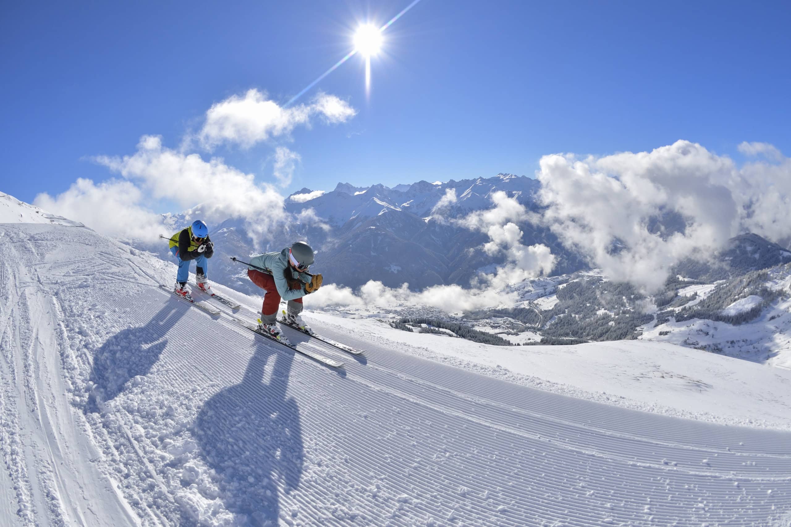 Zwei Skifahrer im Skigebiet Serfaus-Fiss-Ladis in Österreich.