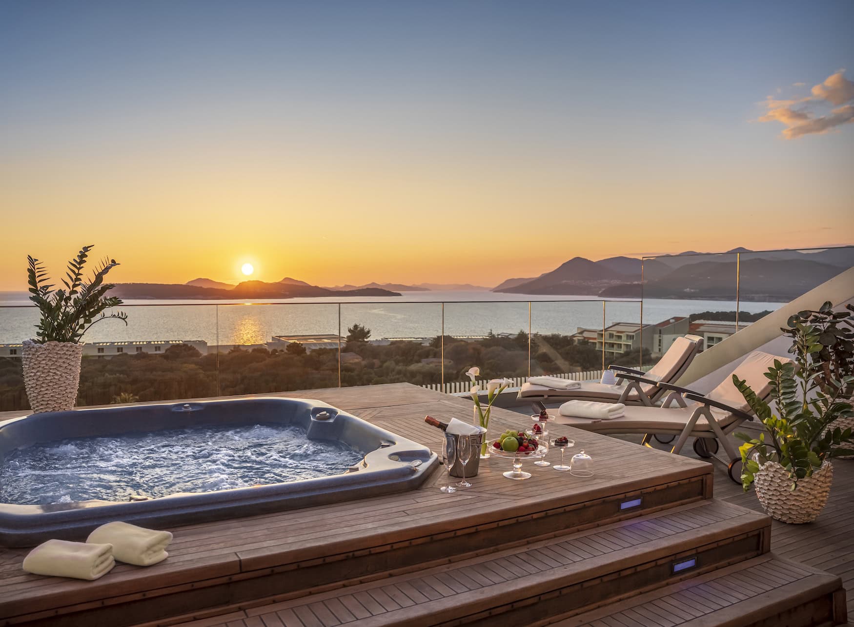 Whirlpool auf der Terrasse der Presidential Suite mit Blick auf das Meer
