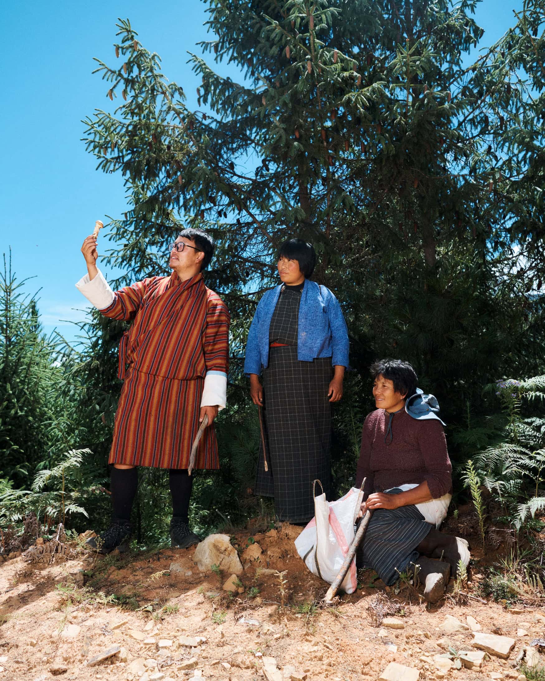 Mann sammelt Pilze in Bhutan.