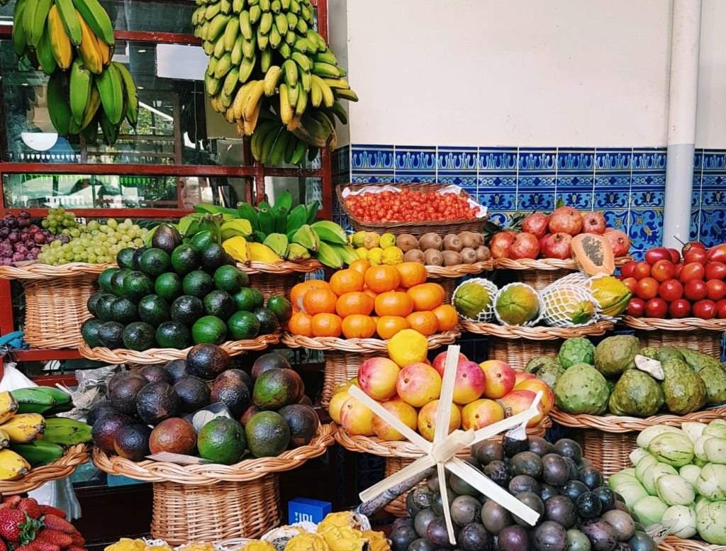 Üppige Obstauswahl auf einem Markt an der Algarve.