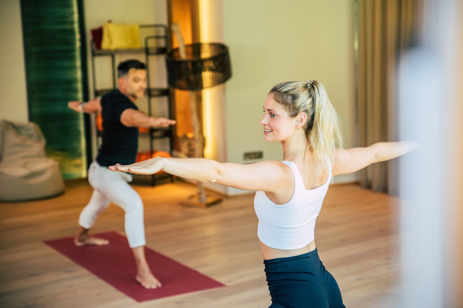 Frau in einem Yoga Hotel