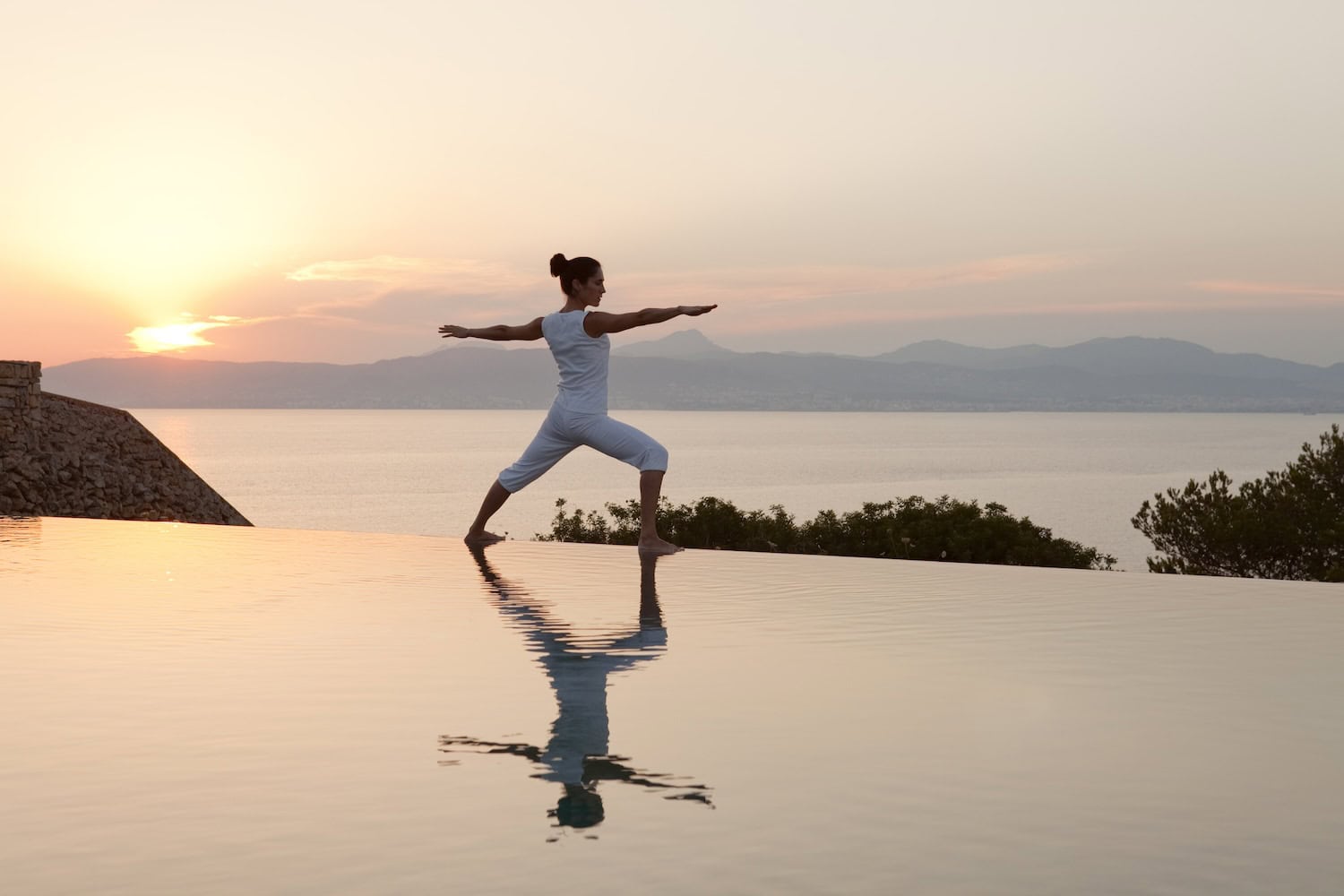 Frau beim Yoga zum Sonnenuntergang