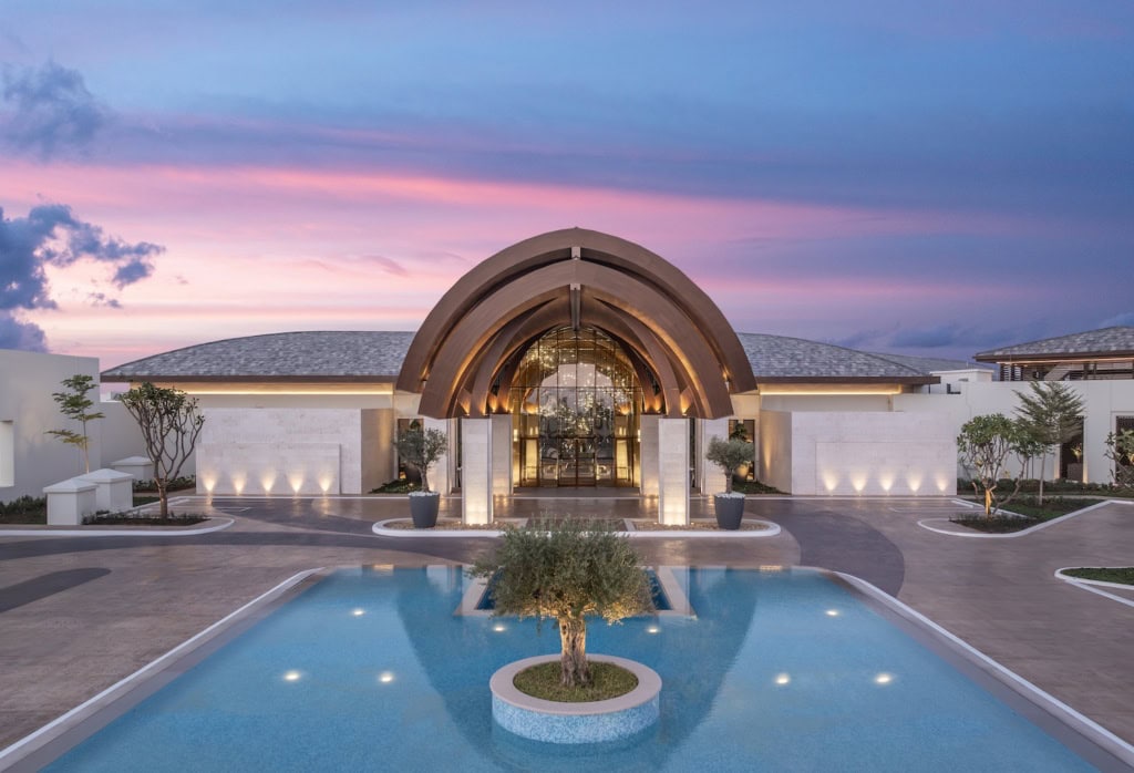 Front des Anantara Mina Al Arab Ras al Khaimah. Vor dem Eingang befindet sich ein Pool.