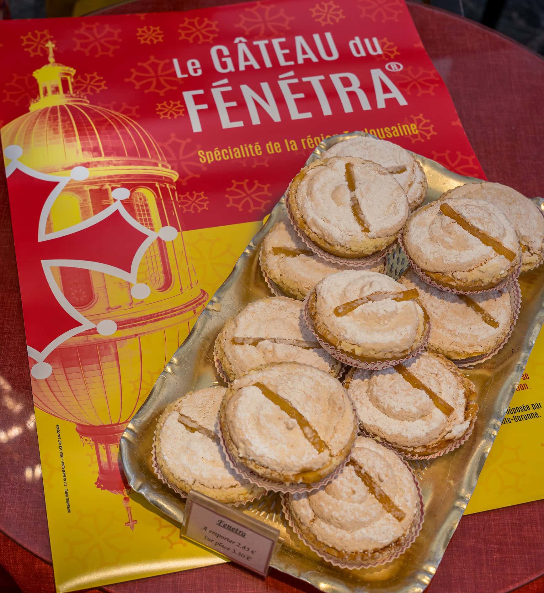 Ein Tablett mit Fénétra-Kuchen.
