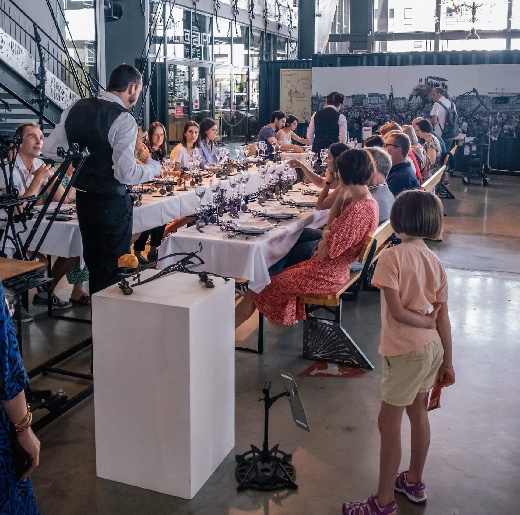 Menschen essen in der Halle de la Machine in Toulouse.