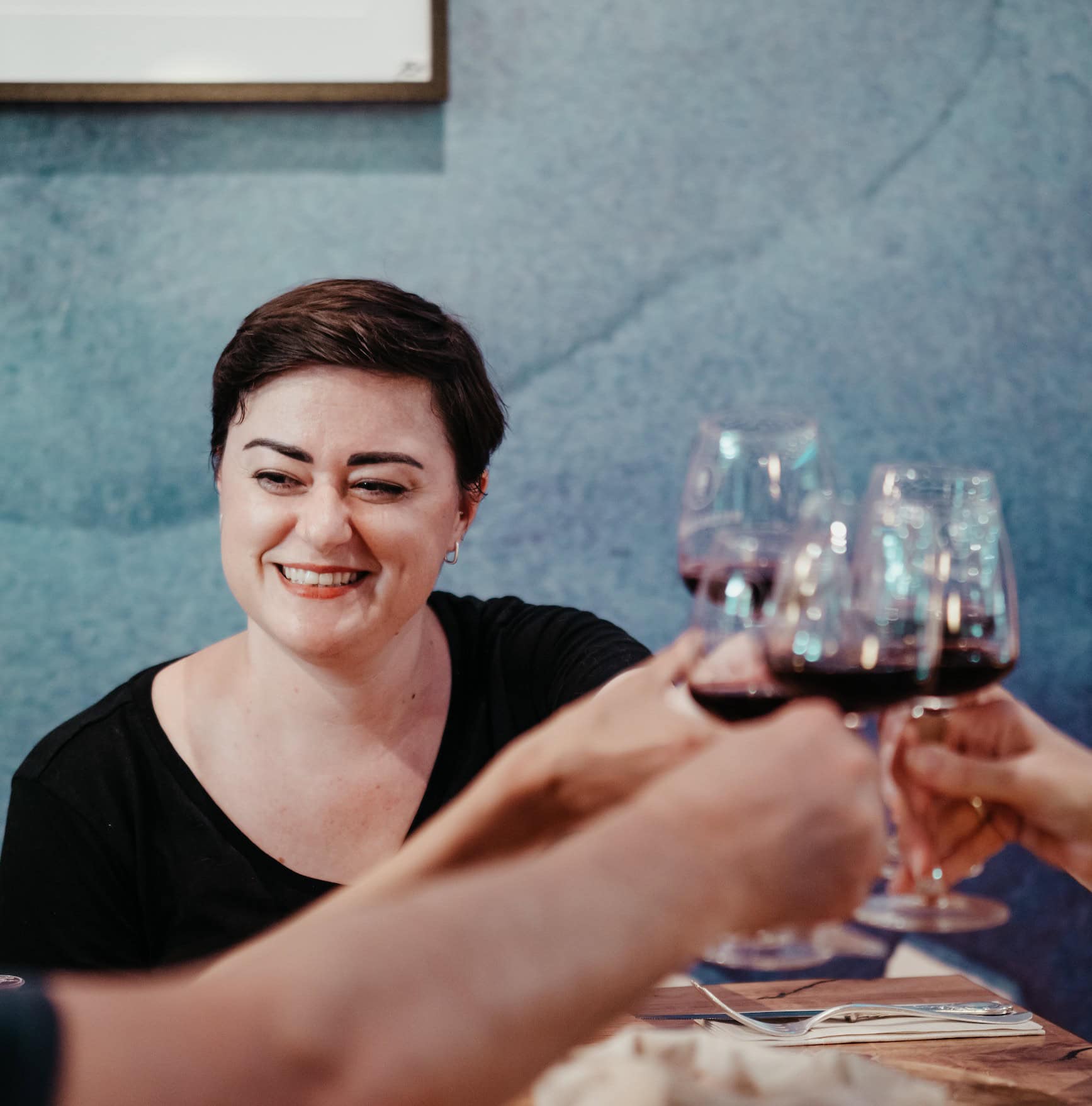Jessica Hammer mit einem Glas Wein in der Hand.