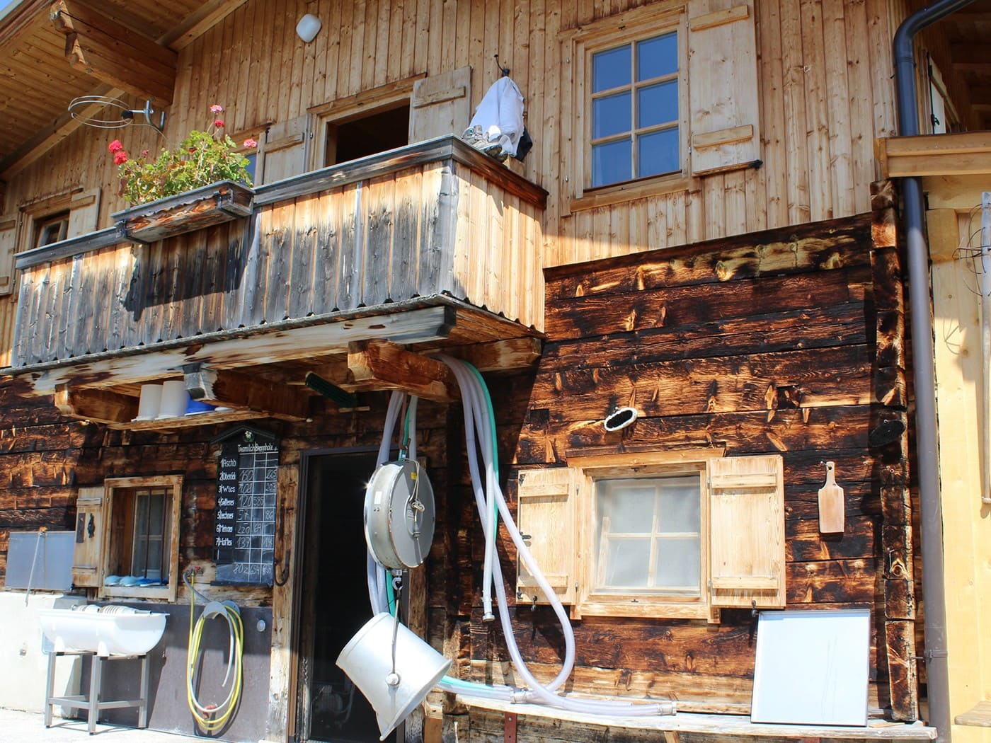 Ein Bauernladen in Hall-Wattens in Tirol, wo vielerlei Nützliches verkauft wird.