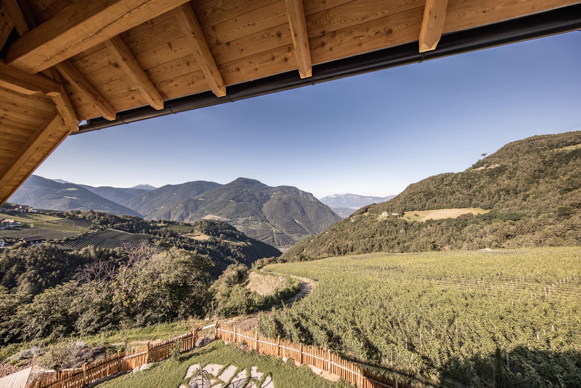 Blick aus dem Fester auf die Weinberge im Spornberg Mountain Living. Eine tolle Unterkunft im Weingut.