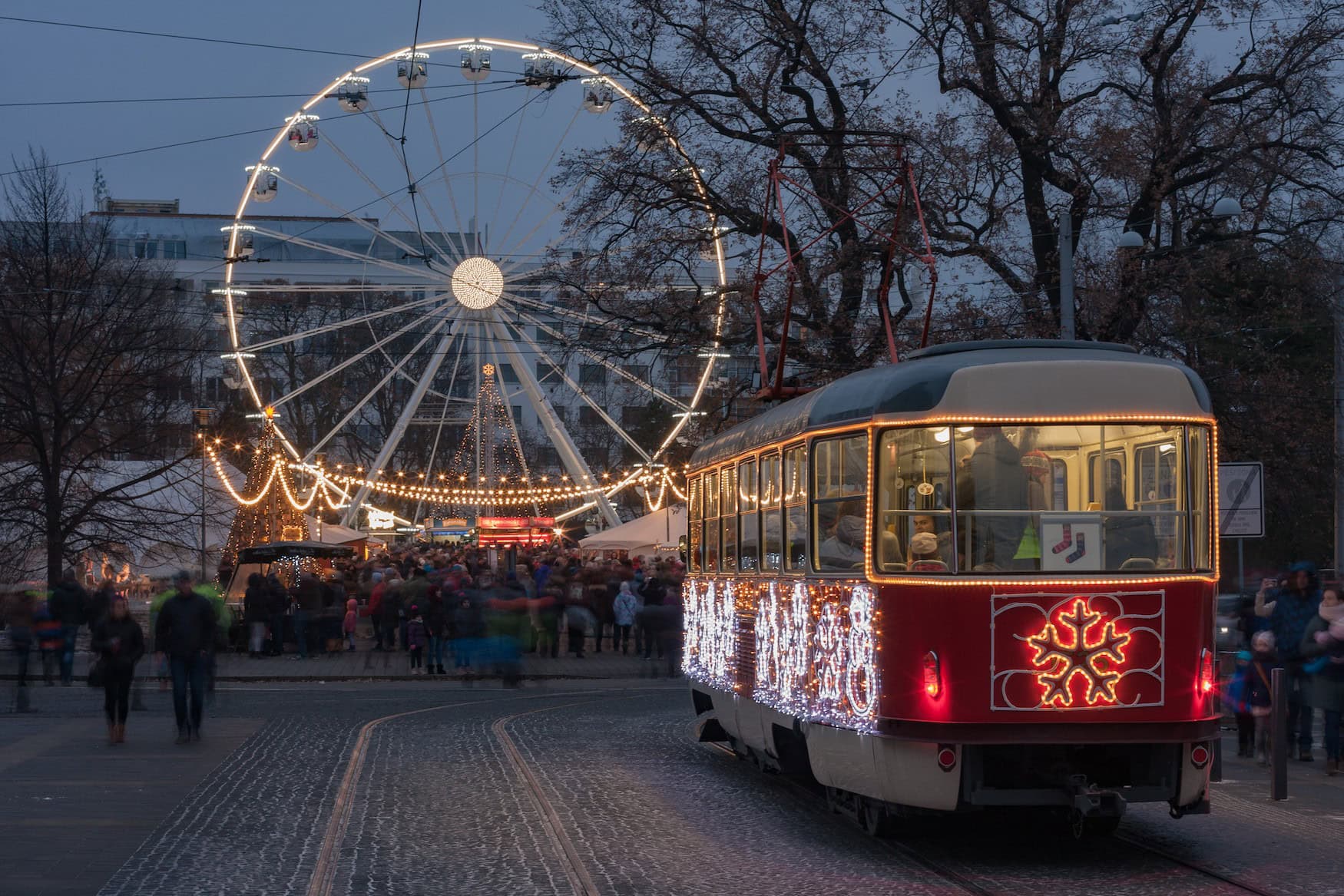 Die Weihnachtsstraßenbahn in Brünn, die festlich beleuchtet ist.