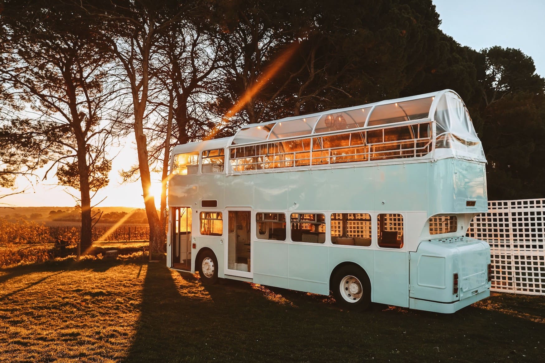 Das umgebaute Doppeldeckerbus-Café bei Down The Rabbit Hole.