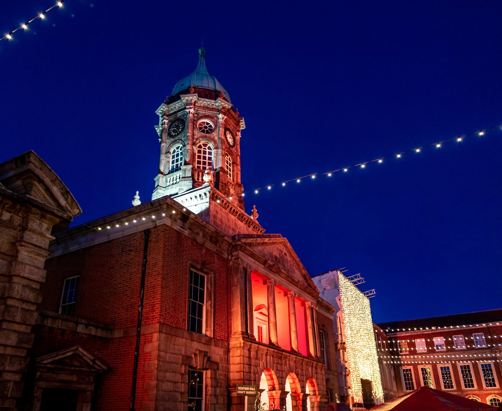 In die Kategorie »Außergewöhnliche Weihnachtsmärkte in Europa« fällt auch der Markt im Dublin Castle (hier im Bild).