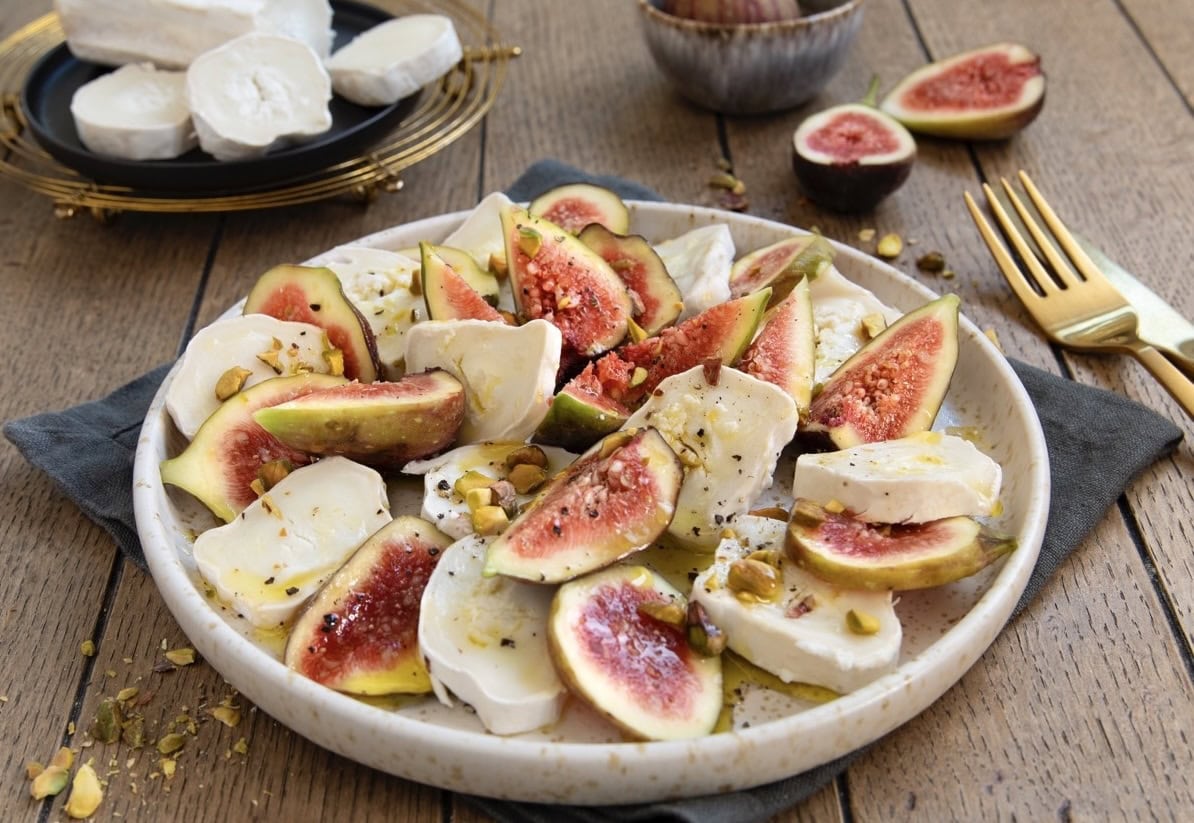 Ein Rezept für Ziegenkäse aus Frankreich: Feigen-Ziegenkäse-Caprese auf einem Teller angerichtet.