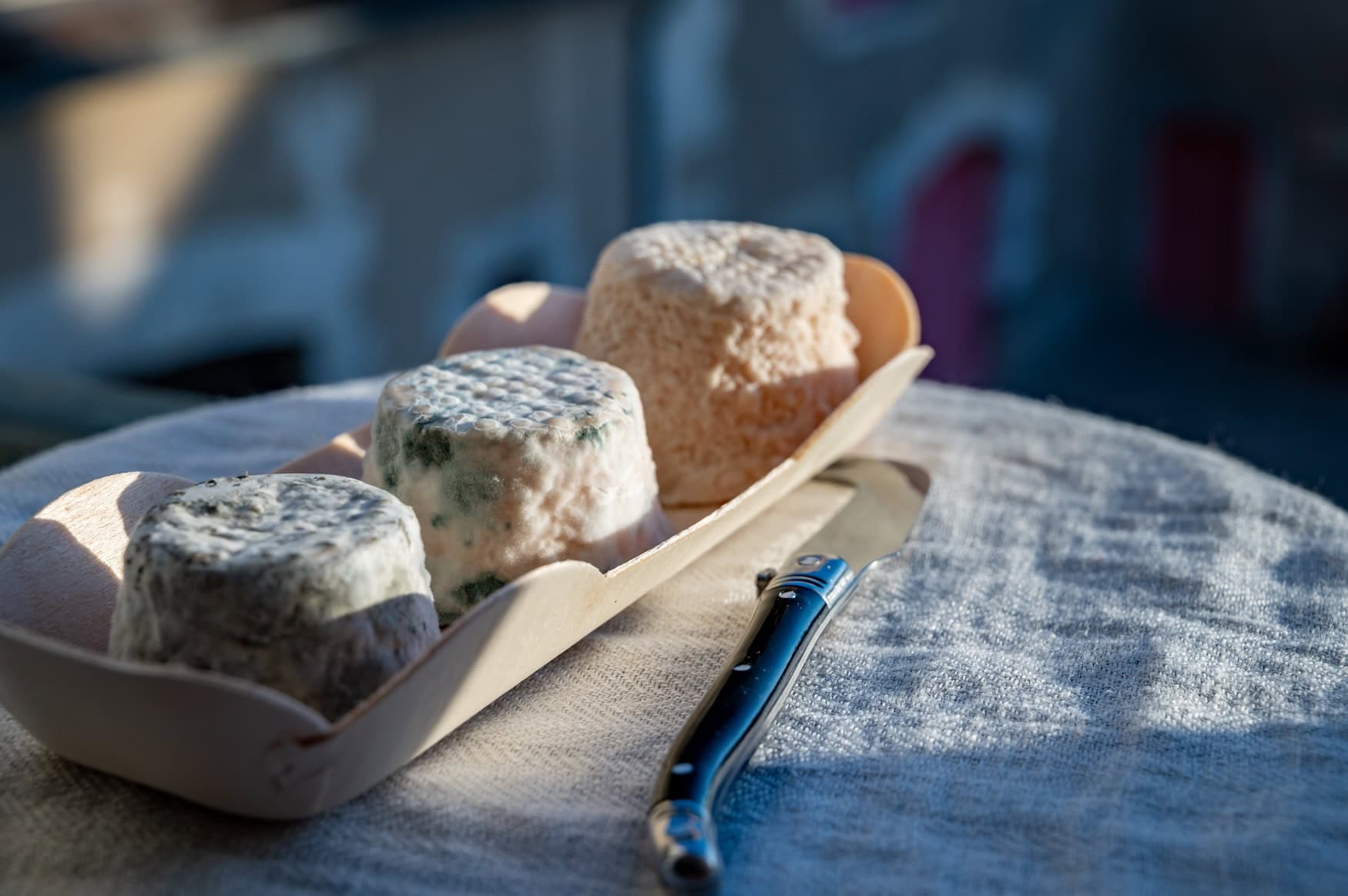 Französischer Ziegenkäse auf einem Teler