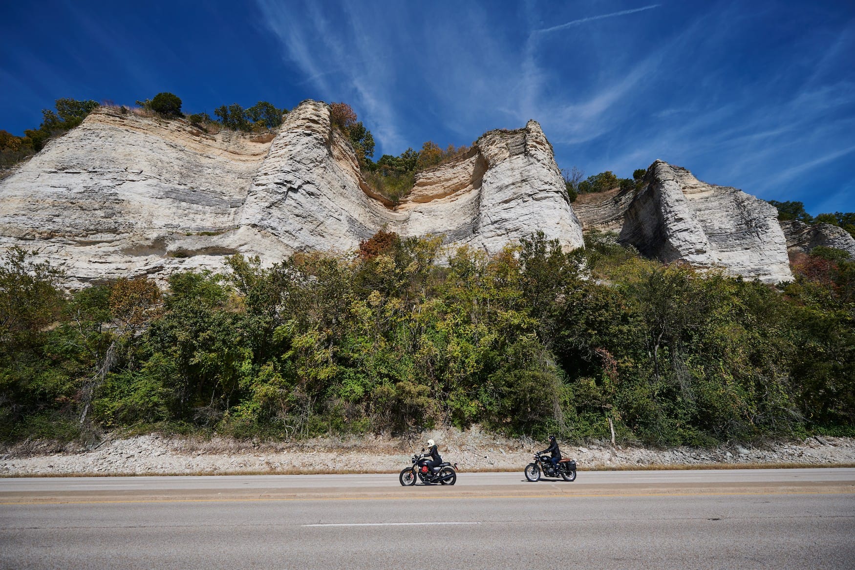Zwei Motorräder fahren auf der Great River Road in Illinois.