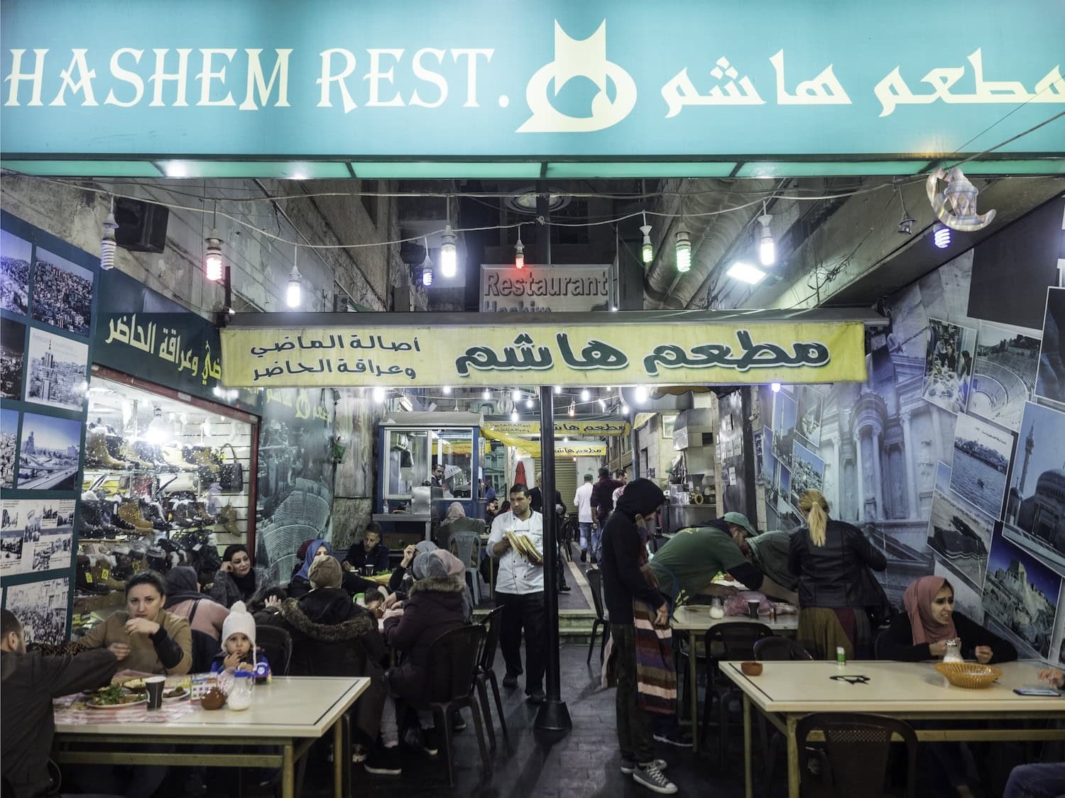 Menschen sitzen vor dem Restaurant Hashem in Amman.